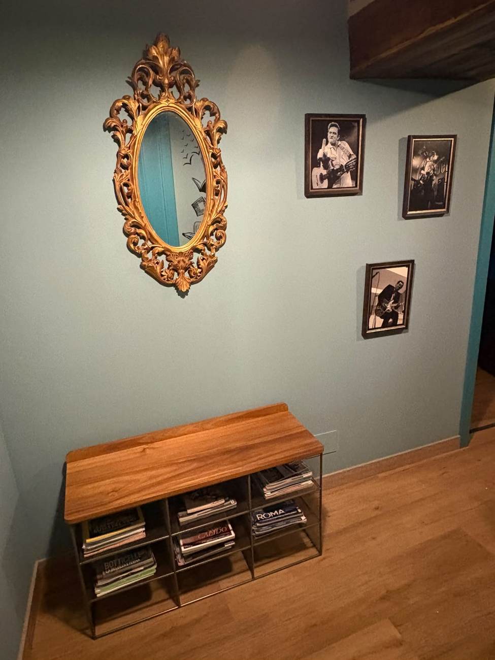 Espejo antiguo dorado y consola con vinilos