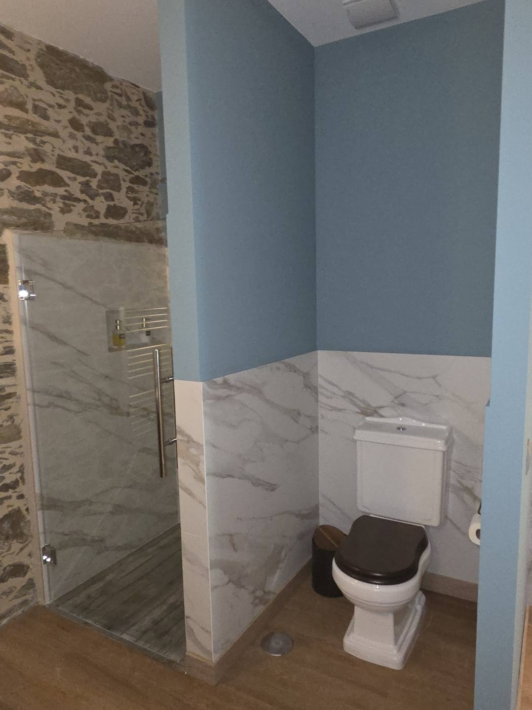 Ducha de obra en mármol de la Suite La Pala