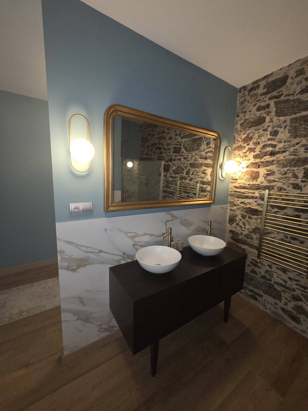 Baño con doble lavabo de la Suite La Pala