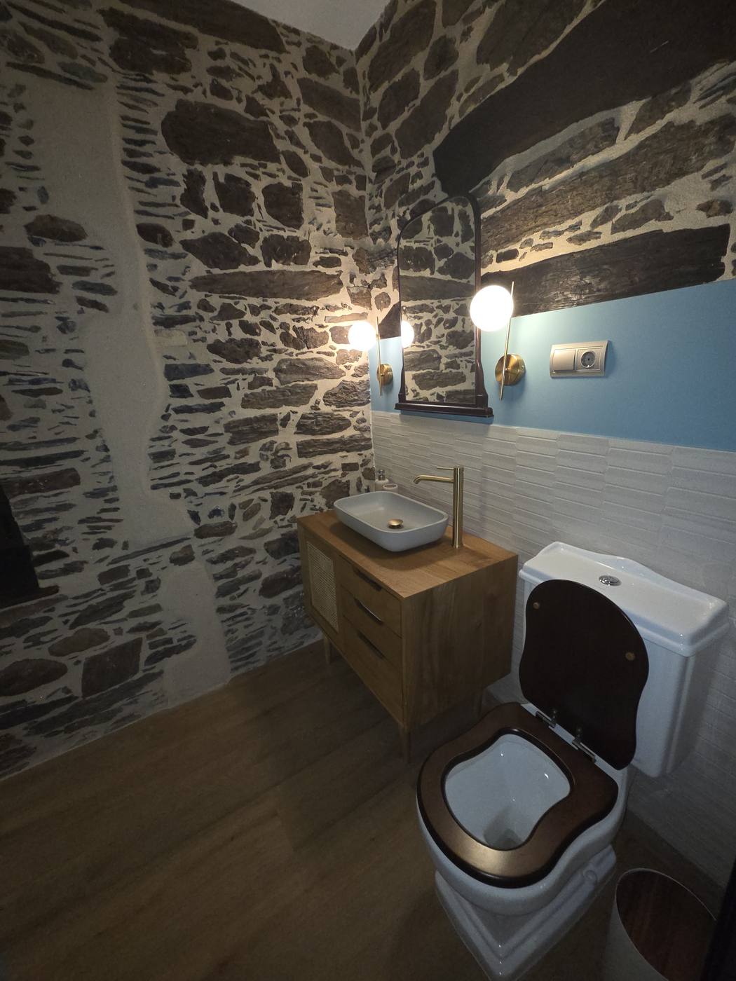 Baño en piedra vista de la Suite La Parra