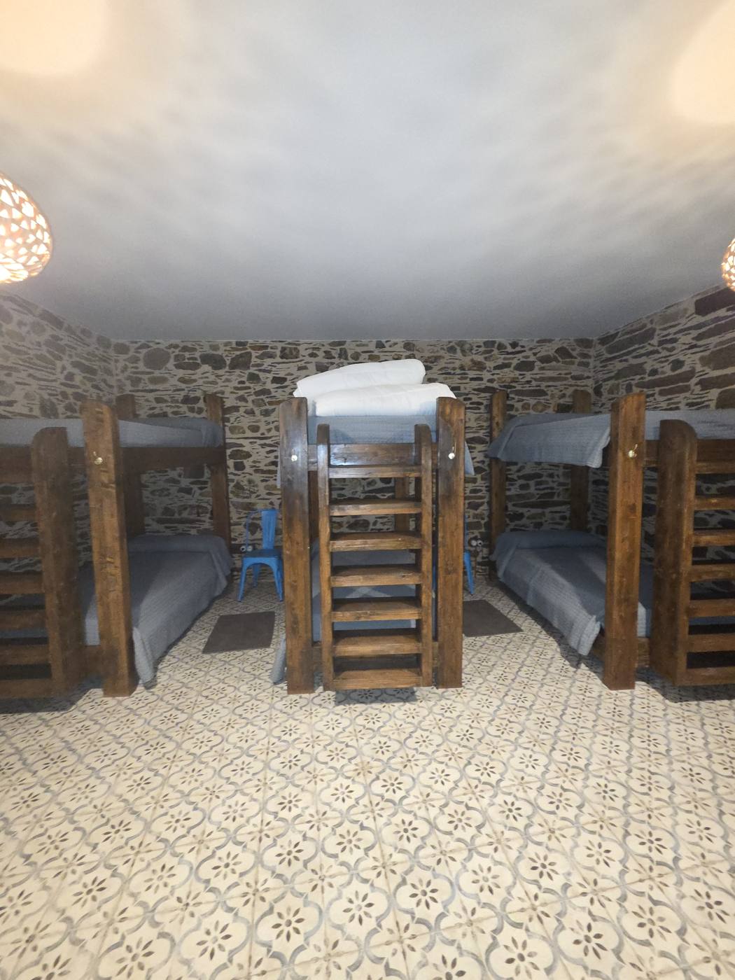 Habitación con literas de madera