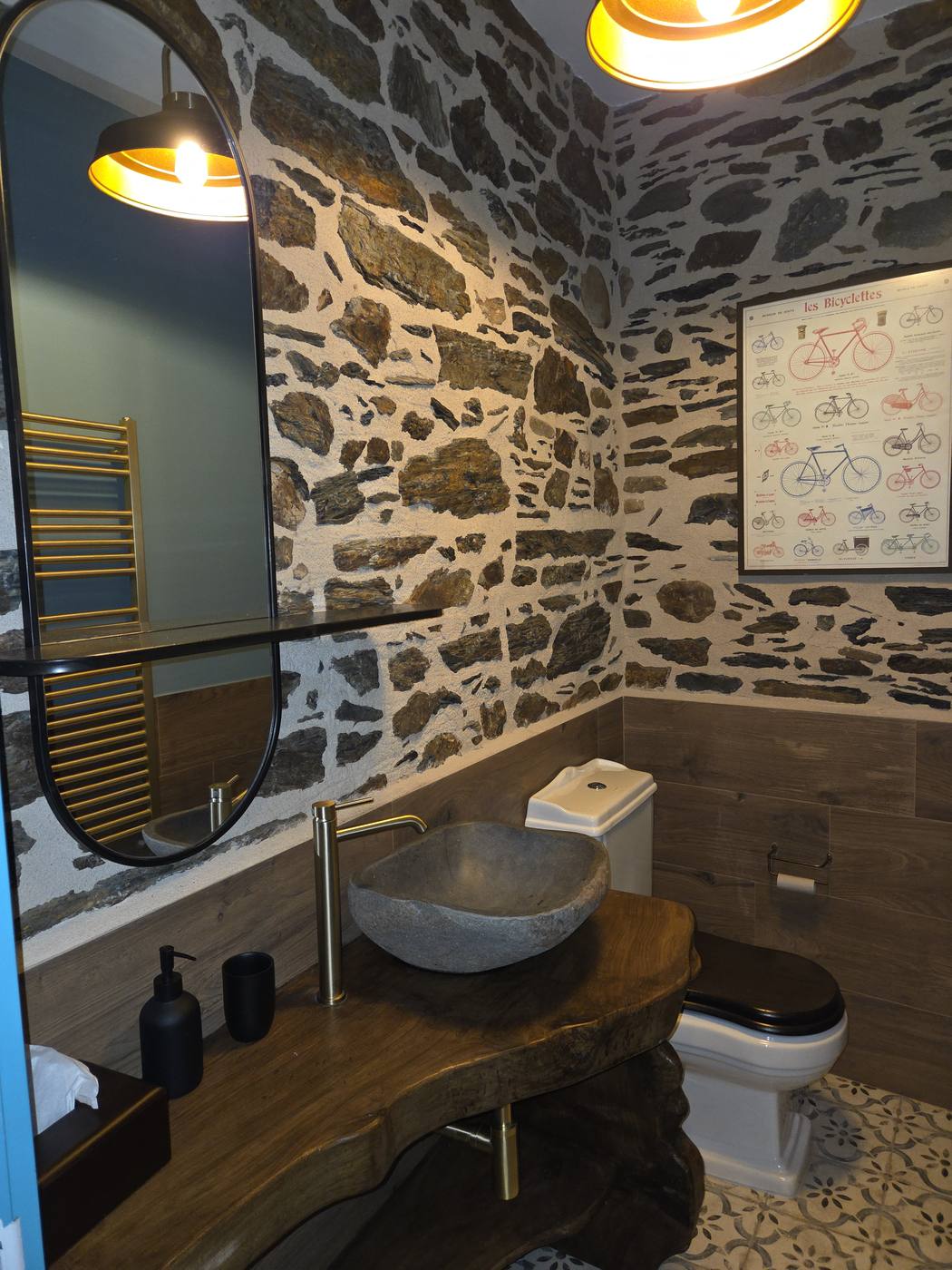 Lavabo tallado en piedra de Habitaciones Literas