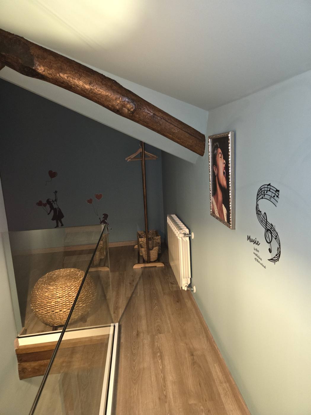 Vestidor bajo la viga del Apartamento San Antonio