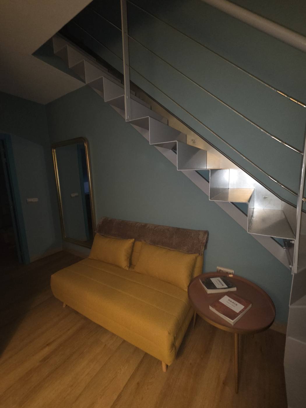 Buhardilla con sofá del Apartamento San Antonio