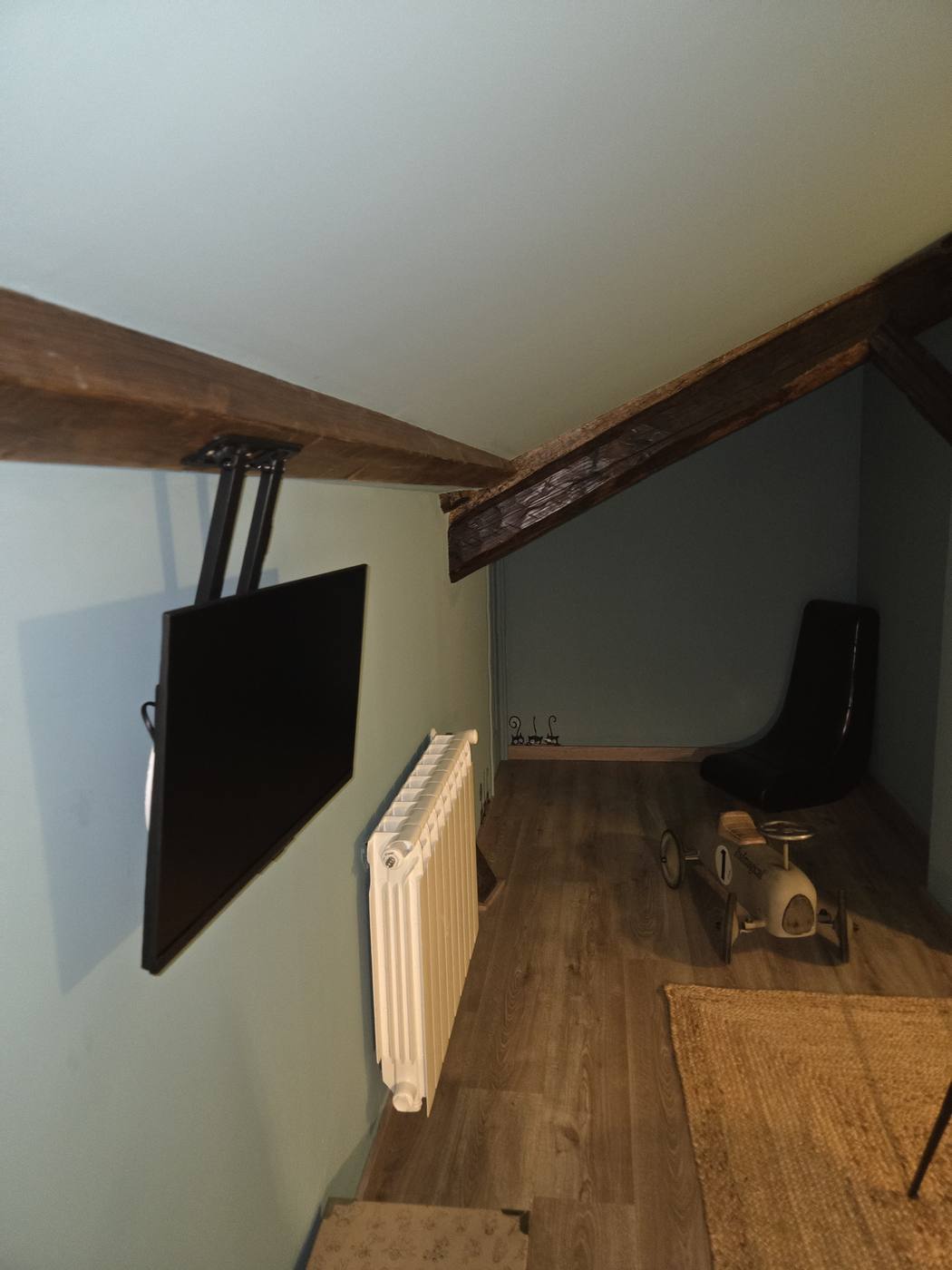 Altillo con televisión del Apartamento San Antonio