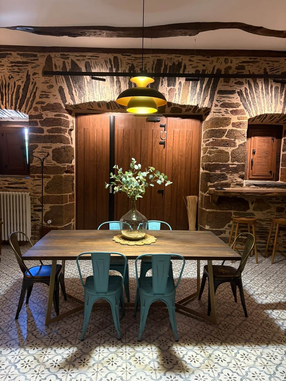 Mesa grande de comedor con sillas de colores